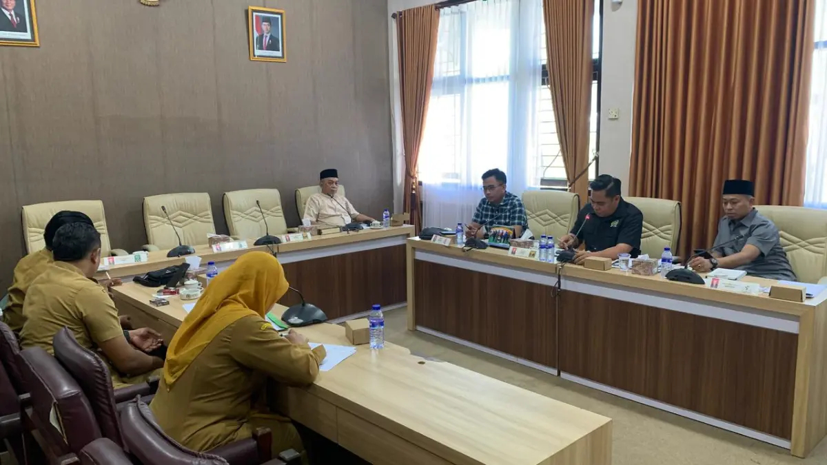 TELITI: Komisi IV DPRD Pamekasan saat melakukan evaluasi kinerja OPD mitra di ruang kerjanya.
