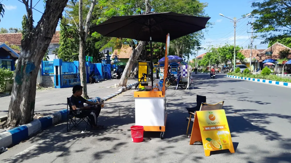 TUNGGU PEMBELI: Pelaku UMKM berjualan di sekitar kantor bupati Pamekasan, Jumat (19/6).