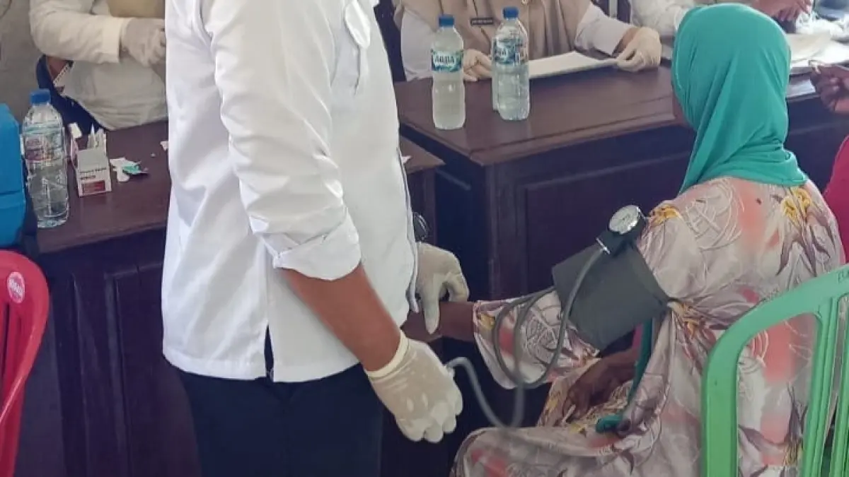 TURUN LANGSUNG: Nakes Puskesmas Giligenting melakukan skrining PTM Terintegrasi CKG di Balai Desa Bringsang, Kecamatan Giligenting, pada Rabu (10/6).