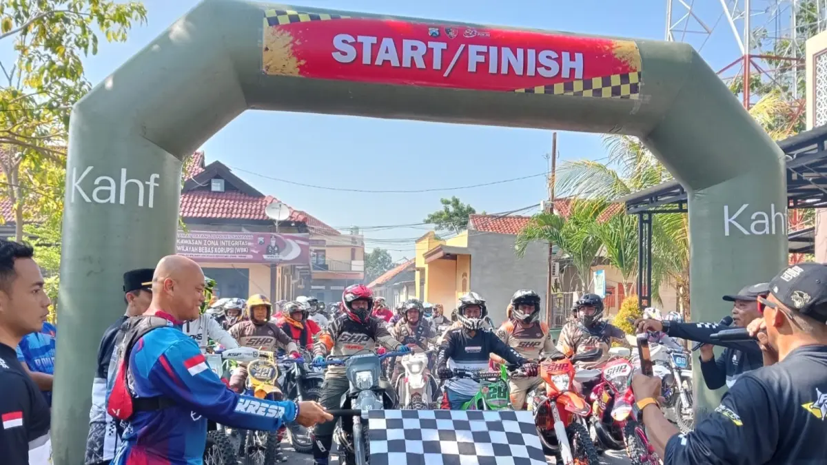UJI ADRENALIN: Kapolres Sampang AKBP Hartono memimpin pembukaan Bhayangkara Trail Adventure di garis start di halaman Polres Sampang, Minggu (28/6).