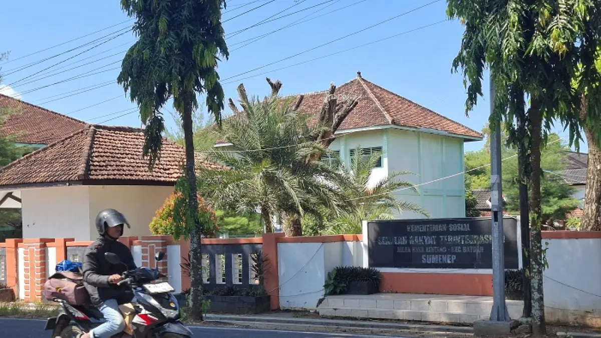 BELUM DIBANGUN: Pengendara melintas di depan gedung sementara SRT di Jalan Raya Lenteng, Kecamatan Batuan, Sumenep, Rabu (24/6). (MOH. LATIF/JPRM)