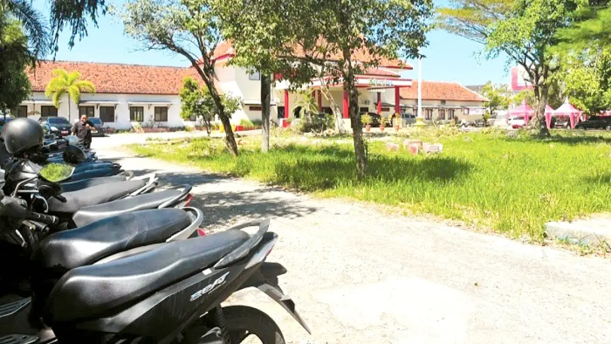 BERANTAKAN: Lokasi proyek rehab halaman eks Hotel Utami di Desa Kolor, Kecamatan Kota Sumenep, Senin (29/6). (MOH. IQBAL/JPRM)