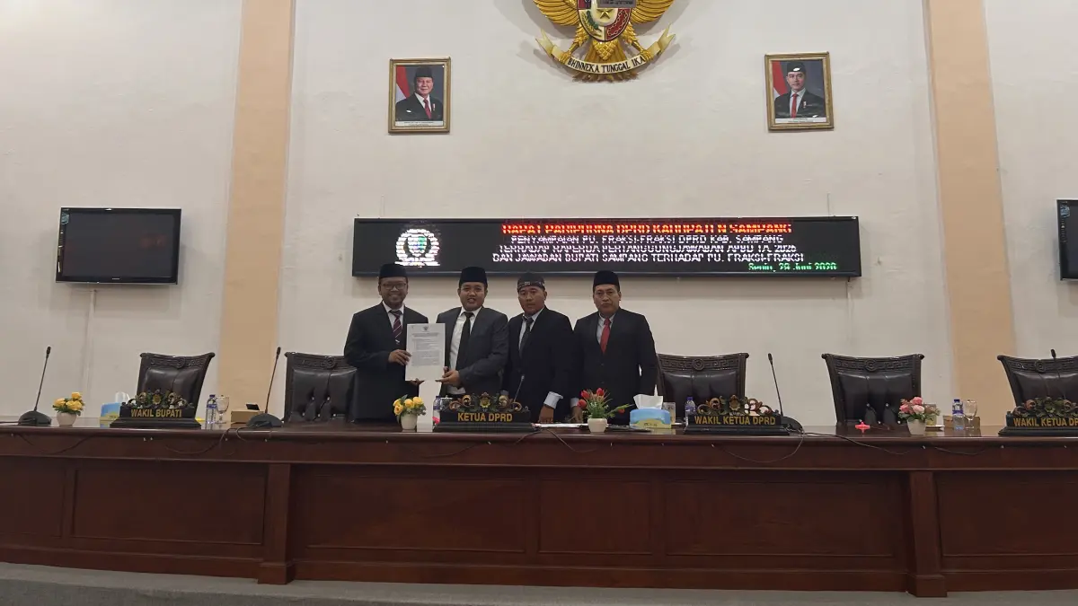 BERSINERGI: Wabup Ahmad Mahfudz menyampaikan jawaban bupati terhadap PU Fraksi DPRD Sampang kepada pimpinan dewan dalam sidang paripurna, Senin (29/6). (UBAIDILLAHIR RA’IE/JPRM).