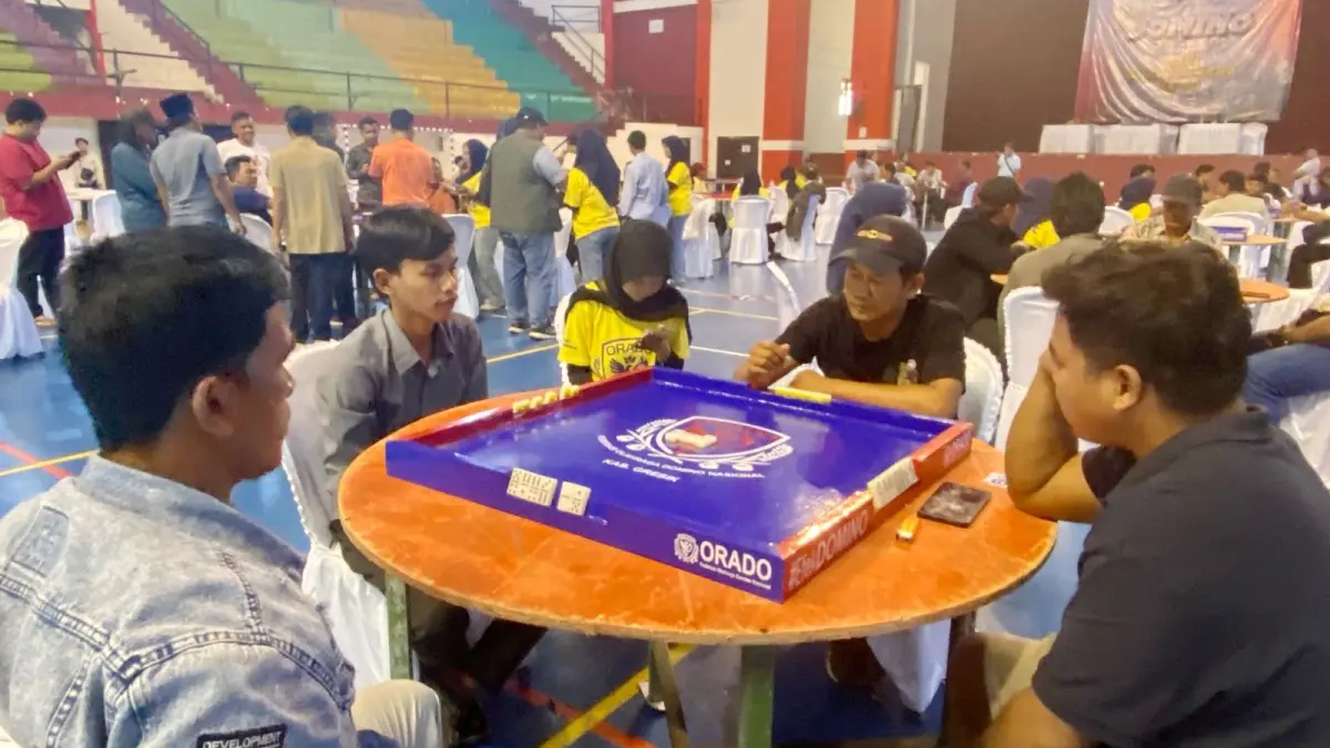 BUTUH KONSENTRASI: Peserta kejuaraan domino Kapolres Cup bertanding di GOR Saka Bangkalan, Senin (29/6)