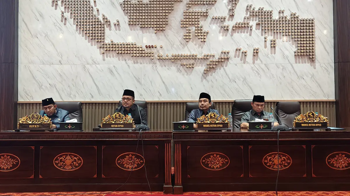 FOKUS: Ketua DPRD Sumenep Zainal Arifin memimpin rapat paripurna penyampaian laporan banggar atas Raperda tentang Pertanggungjawaban APBD 2025 di ruang paripurna dewan, Senin (29/6).