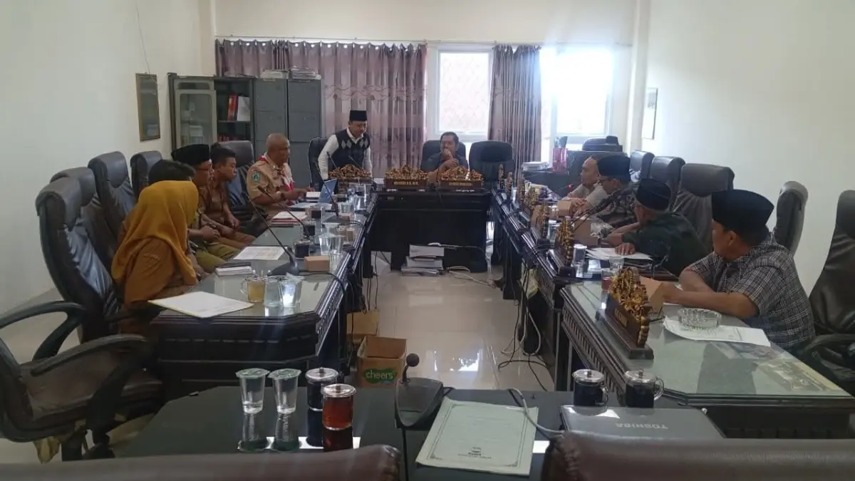FOKUS: Komisi IV DPRD Sumenep saat melakukan rapat dengan Dispendik Sumenep di kantor dewan.