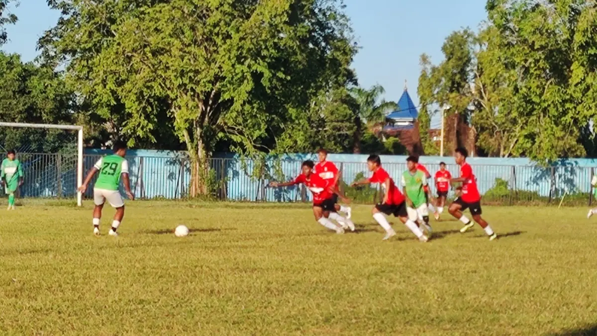 FOKUS: Pemain Perssu Madura City (jersei merah) bertanding dengan pemain HW Pamekasan di Stadion A. Yani, Desa Pabian, Kecamatan Kota Sumenep, pada Minggu (28/6).