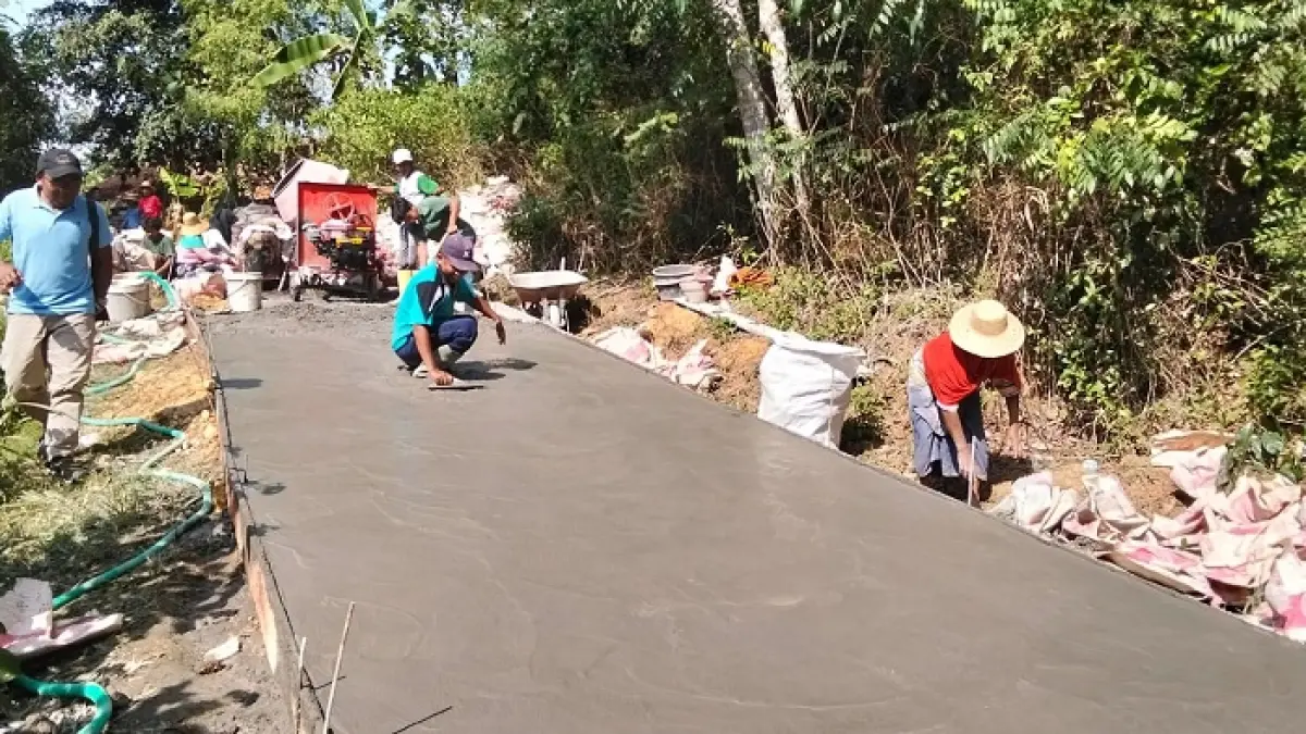 GIAT: Warga gotong royong memperbaiki jalan di Desa Palengaan Dajah, Kecamatan Palengaan, Pamekasan, Minggu (28/6). (ABD. ROHMAN UNTUK JPRM)