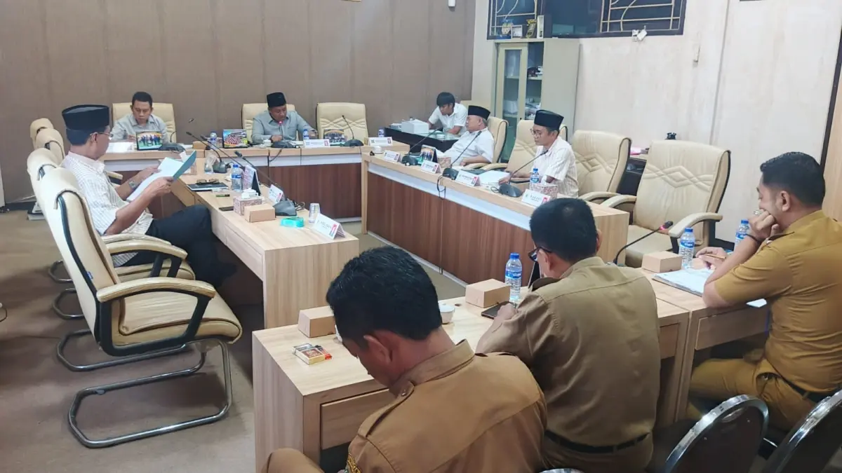 JADI ATENSI: Komisi III DPRD Pamekasan saat menggelar rapat evaluasi kinerja OPD mitra.