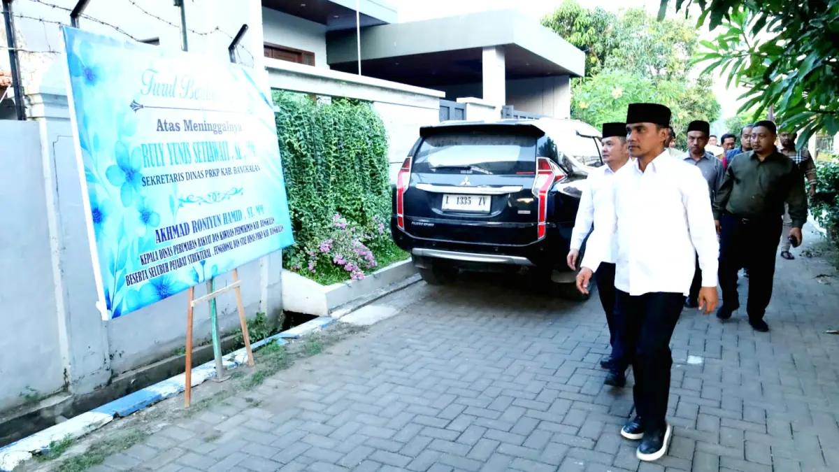 KEHILANGAN: Bupati Bangkalan Lukman Hakim dan Wabup Fauzan bertakziah ke rumah duka sekretaris dinas PRKP di Kelurahan Mlajah, Senin (29/6) sore. (PROKOPIM UNTUK JPRM)
