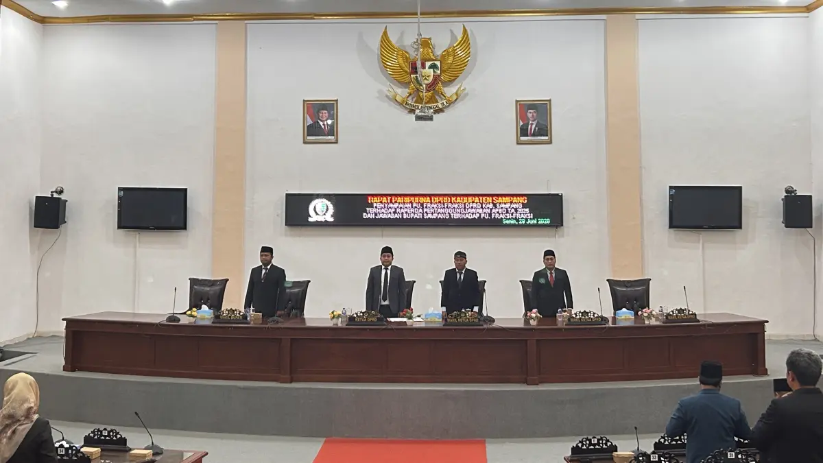KHIDMAT: Anggota DPRD Sampang mengikuti rapat paripurna di Graha Paripurna DPRD Sampang, Senin (29/6). (UBAIDILLAHIR RA’IE/JPRM)