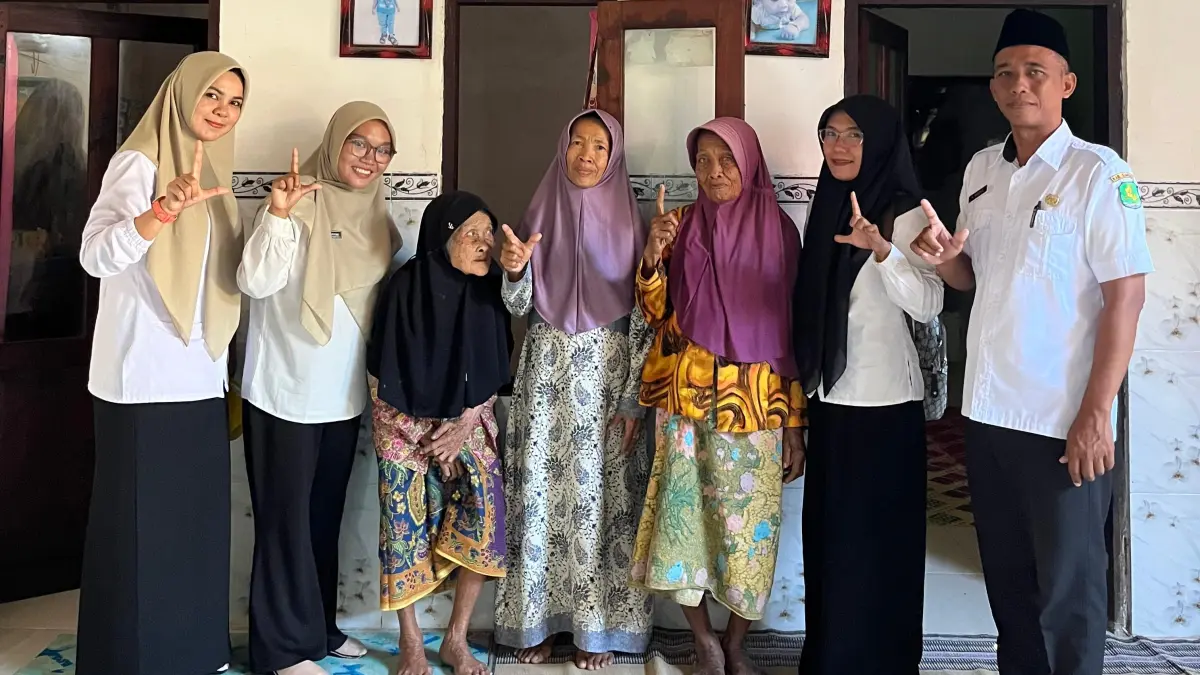 SEHAT: Petugas saat melakukan monitoring langsung ke rumah warga di Desa Moncek Tengah, Lenteng, Sumenep, Rabu (3/6).