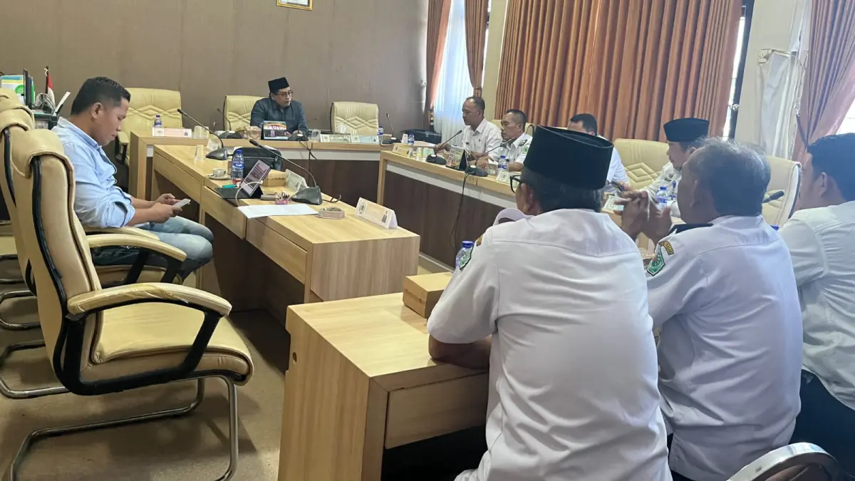 SERIUS: Ketua Komisi I DPRD Pamekasan Lutfi saat memimpin rapat evaluasi kinerja dengan OPD mitra.
