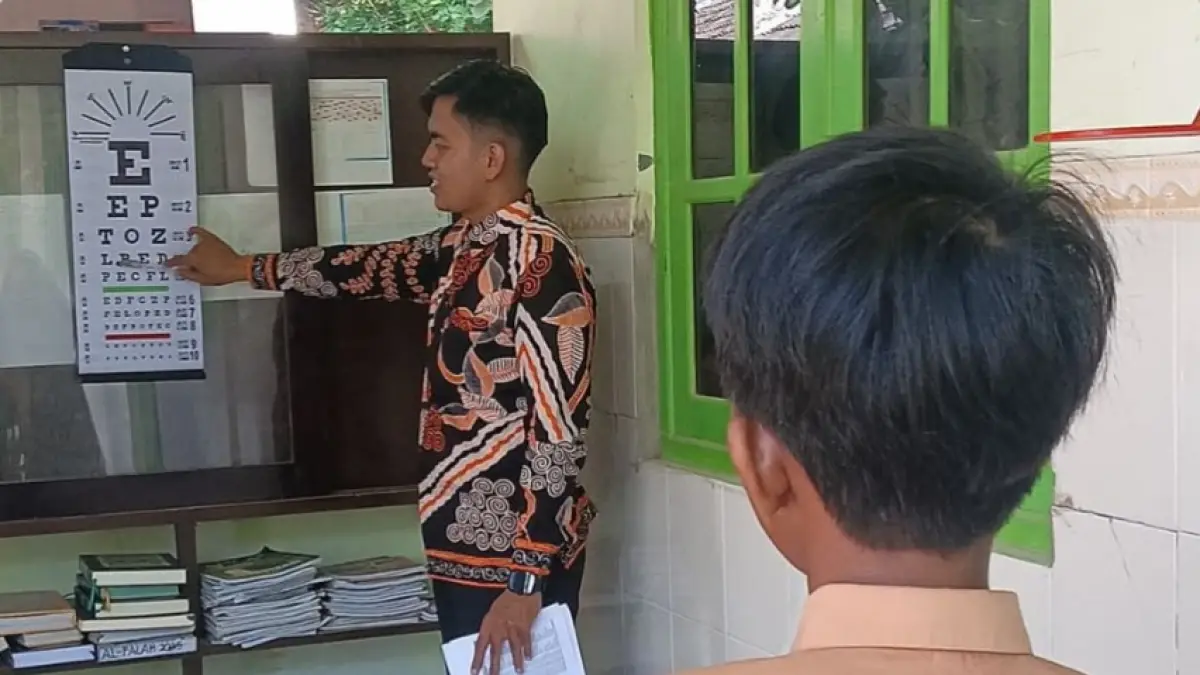 TURUN LANGSUNG: Tenaga medis Puskesmas Pragaan saat melakukan skrining kesehatan di SDI Mabdaul Falah, Pesisir Barat, Desa Kaduara Timur, Kecamatan Pragaan, pada Sabtu (20/6).