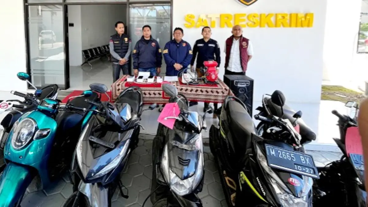 BERJEJER: Polisi menunjukkan barang bukti di hasil curanmor Mapolres Pamekasan Selasa (30/6). (MOH. IQBAL AFGANI/JPRM)