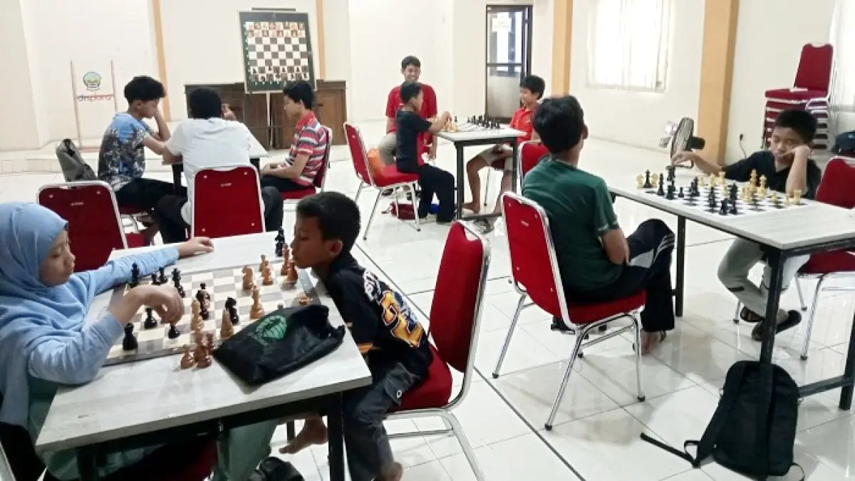 BUTUH KONSENTRASI: Atlet catur melakukan latihan rutin di aula kantor Dispora Bangkalan, Minggu (14/6). (PERCASI BANGKALAN UNTUK JPRM)