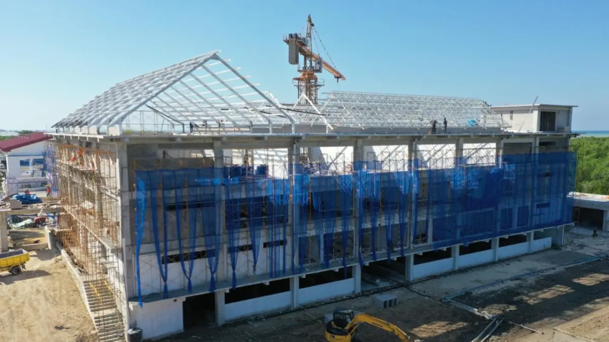 DIKAWAL: Pekerja sedang berada di area proyek pembangunan Gedung Kesehatan Poltera, Sampang, Selasa (30/6). (POLTERA UNTUK JPRM)