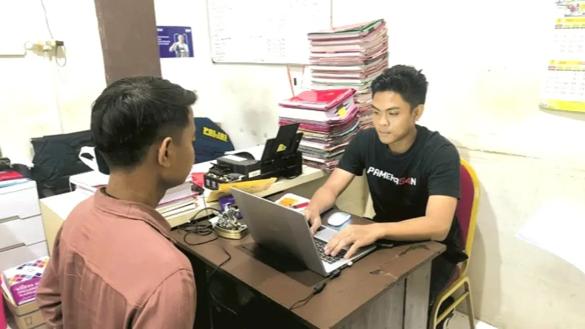 DIPERIKSA: Terduga pelaku M saat dilakukan pemeriksaan oleh penyidik Unit IV PPA Satreskrim Polres Sampang Selasa (30/6). (HUMAS POLRES UNTUK JPRM)