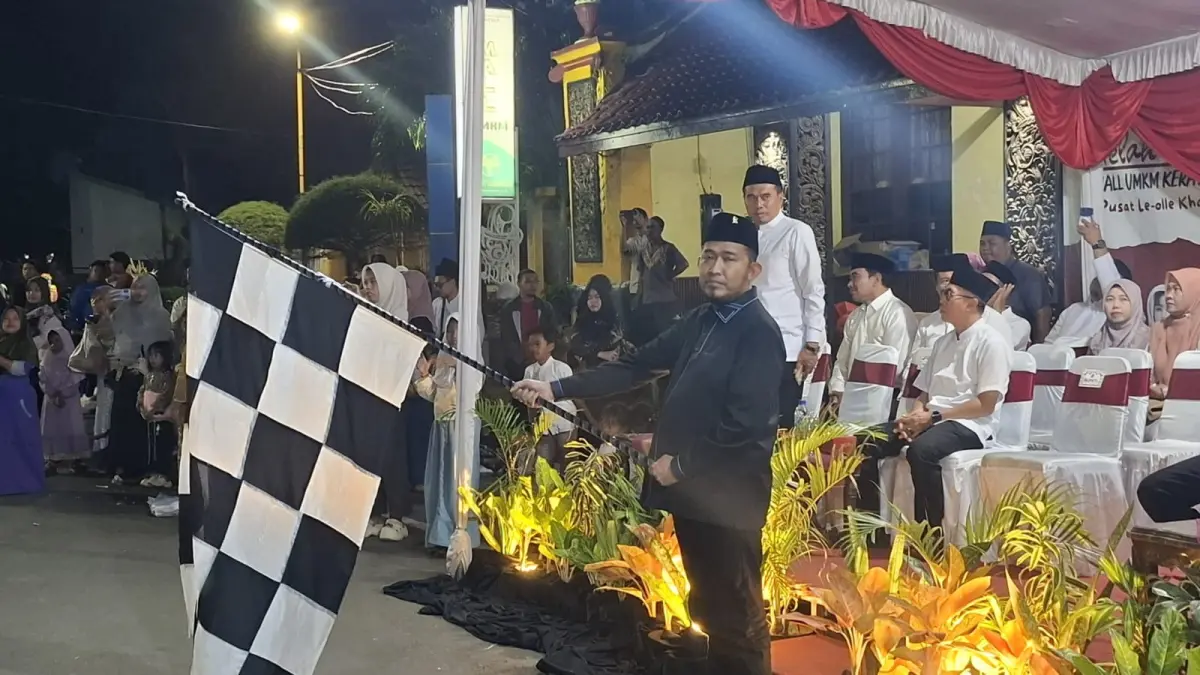ISLAMI: Bupati Sumenep Achmad Fauzi Wongsojudo saat melepas keberangkatan peserta pawai Muharam di Labang Mesem Keraton Sumenep, Senin (29/6).