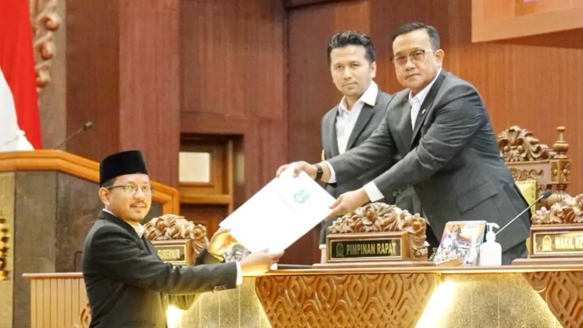 KOMPAK: Juru Bicara Fraksi Partai Nasdem DPRD Jatim Mohammad Nasih Aschal saat menyerahkan naskah kepada pimpinan sidang paripurna di kantor DPRD Jatim di Surabaya, Senin (29/6).