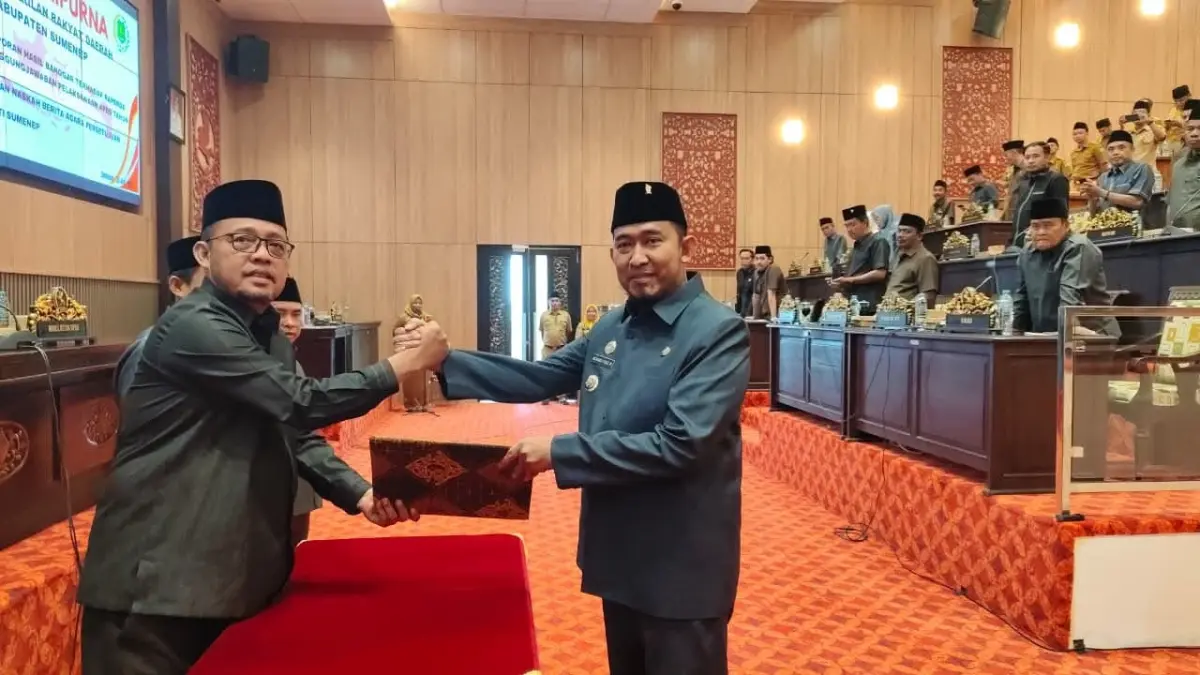 KOMPAK: Ketua DPRD Sumenep Zainal Abidin bersama Bupati Achmad Fauzi Wongsojudo usai menandatangani persetujuan bersama tentang Raperda Pertanggungjawaban APBD 2025 di kantor dewan, Senin (29/6).