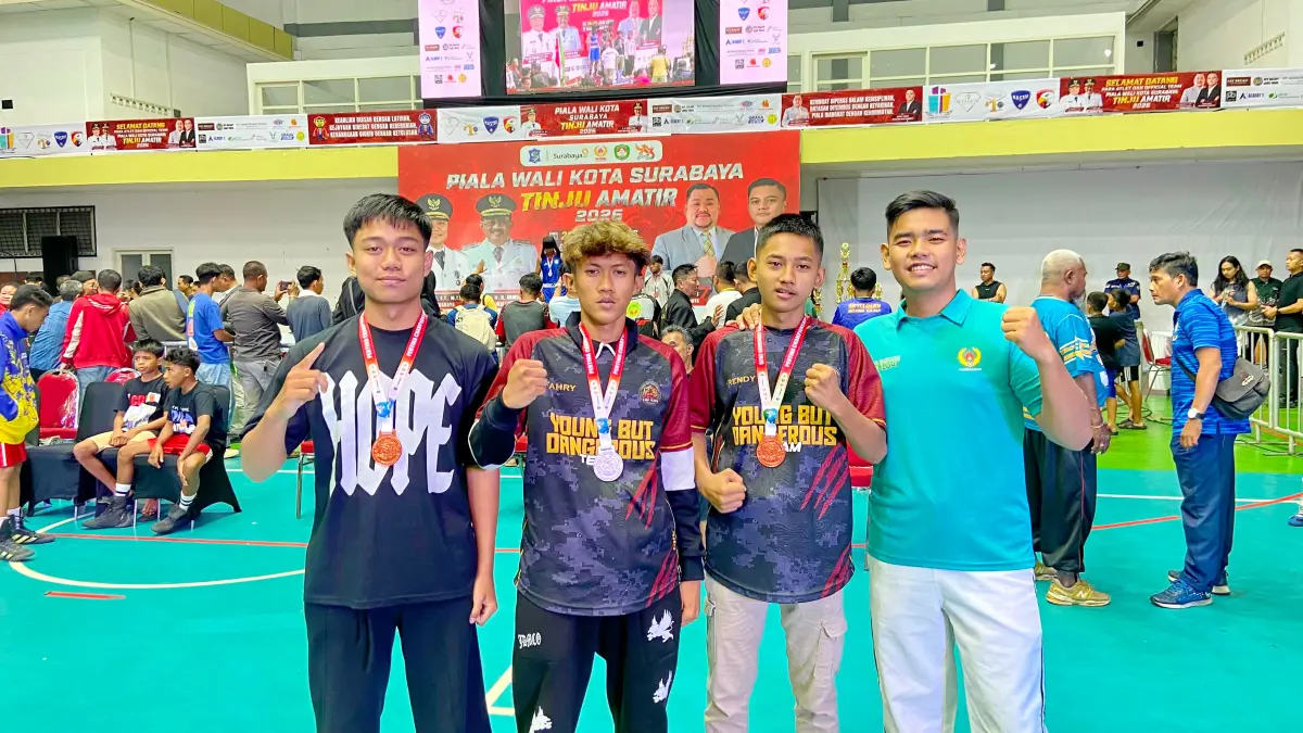 KUAT: Atlet dan pelatih KBI Pamekasan berfoto bersama usai mengikuti Kejuaraan Tinju Amatir Piala Wali Kota Surabaya di Gelora Pancasila Surabaya, Minggu (28/6).