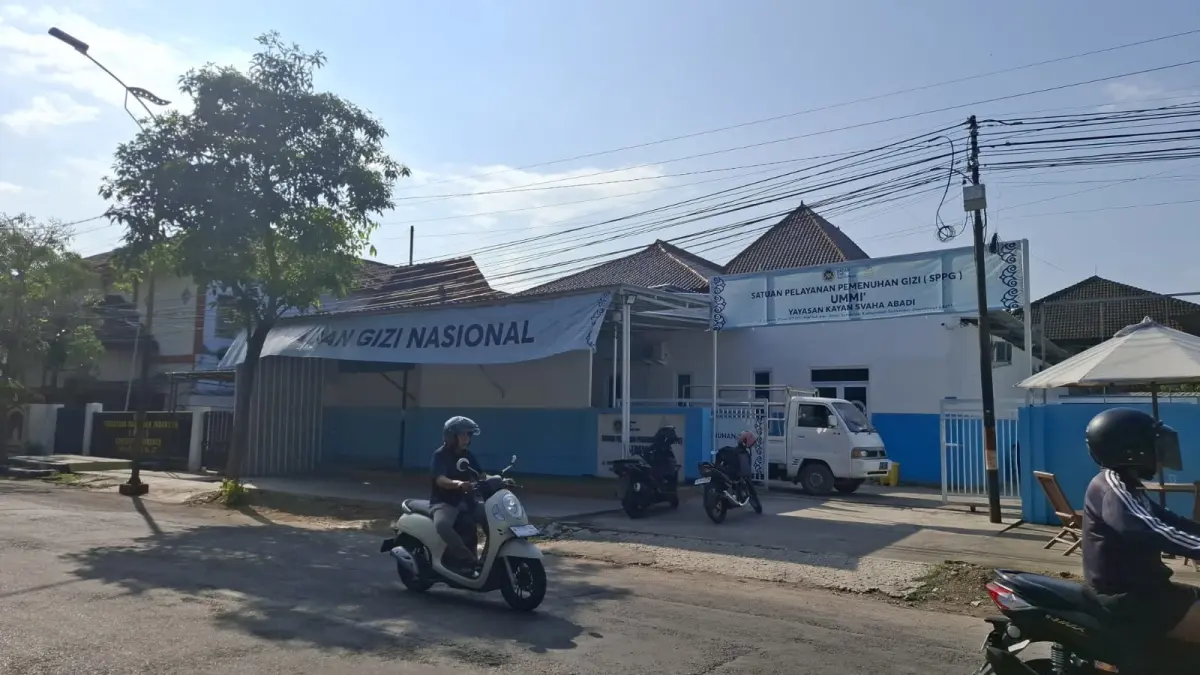 LENGANG: Pengendara melintas di depan dapur SPPG Sumenep Kota Kolor di Jalan Dr Cipto Sumenep.