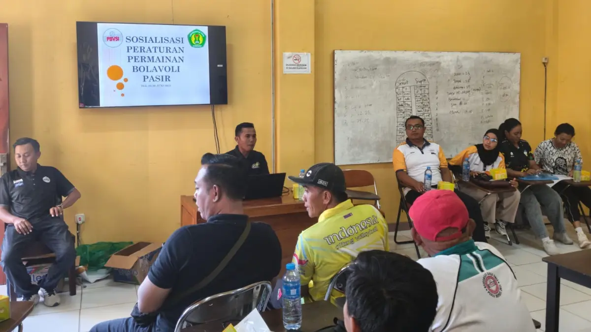 MATANGKAN KESIAPAN: Panitia dan wasit sedang melakukan rapat sosialisasi peraturan permainan Kejurprov Voli Pantai di Stadion A. Yani, Desa Pabian, Kecamatan Kota Sumenep, Selasa (30/6).