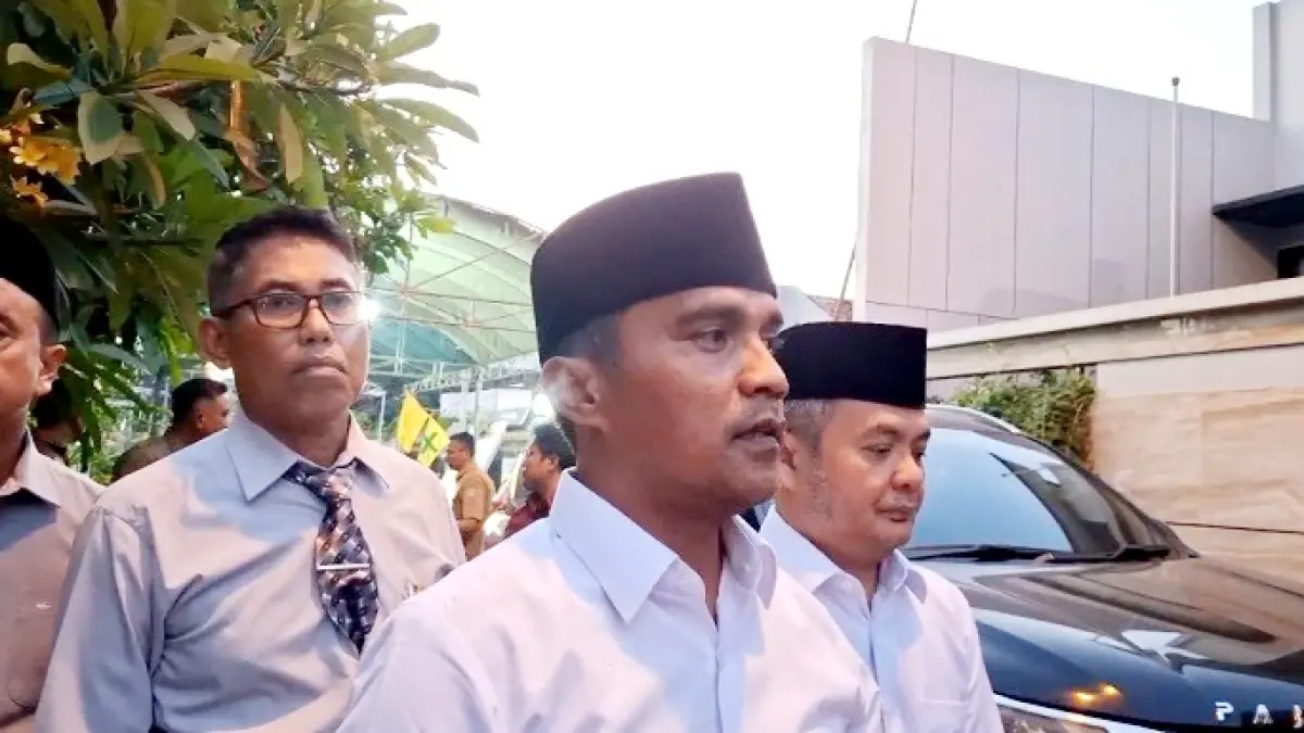 PEDULI: Bupati Bangkalan Lukman Hakim beserta jajarannya takziah di rumah duka&nbsp; Sekretaris Dinas PRKP Ruly Yunis Setiawati, Senin (29/6). (PROKOPIM UNTUK JPRM)