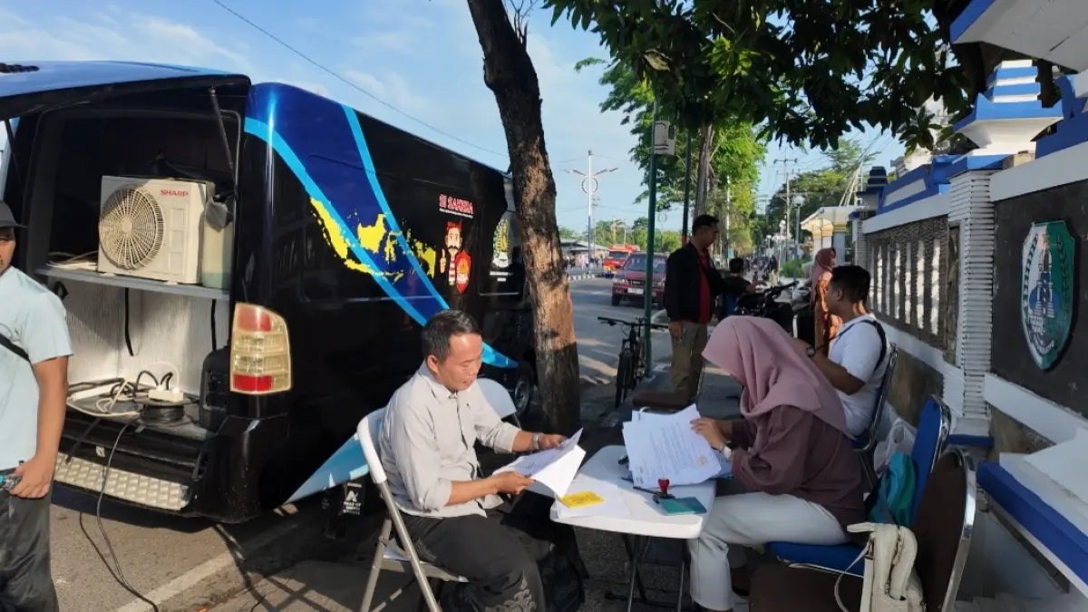 PERMUDAH LAYANAN: Kantor Imigrasi melaksanakan layanan Pasporia (Paspor Minggu Ceria) di kawasan Car Free Day (CFD) Alun-Alun Kabupaten Sampang, Minggu (21/6).