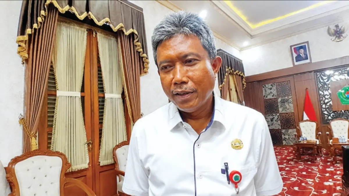 SANTAI: Sekkab Pamekasan Taufikurrachman memberikan keterangan usai kegiatan di Peringgitan Dalam.