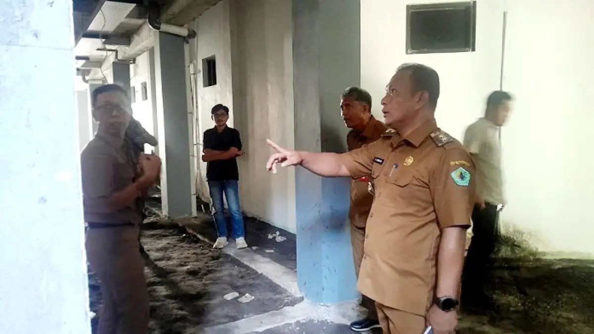 SIDAK: Wabup Sukriyanto didampinggi Sekkab Taufikurrachman mengecek langsung proses pembangunan ruang OK RSUD Smart Pamekasan. (M. KHOLIL RAMLI/JPRM)
