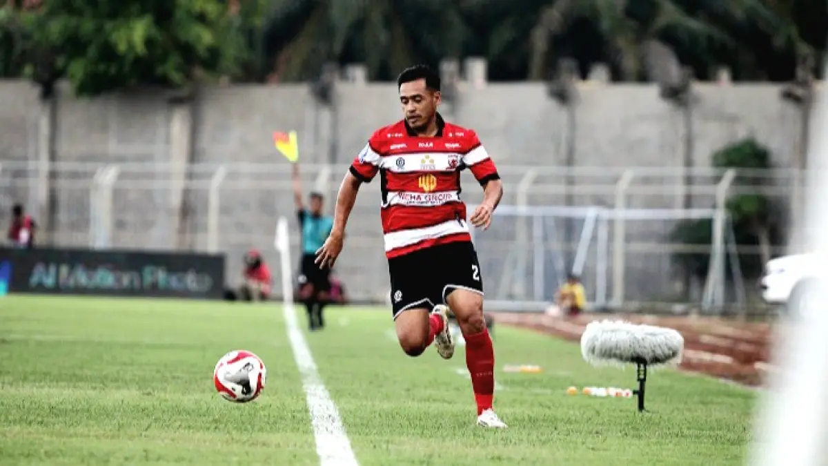 TANPA PENGAWALAN: Novan Setya Sasongko membangun serangan dari sisi kiri pertahanan lawan saat MU menjamu Bali United di SGB, Selasa (5/5). (VIVIN AGUSTIN HARTONO/JPRM)