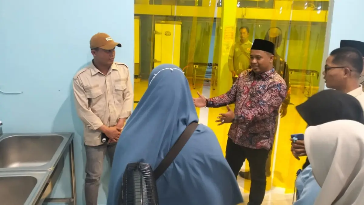 TEGAS: Ketua Komisi III DPRD Pamekasan Ahmad Fauzi (baju batik) saat melakukan sidak di salah satu SPPG di Pamekasan.