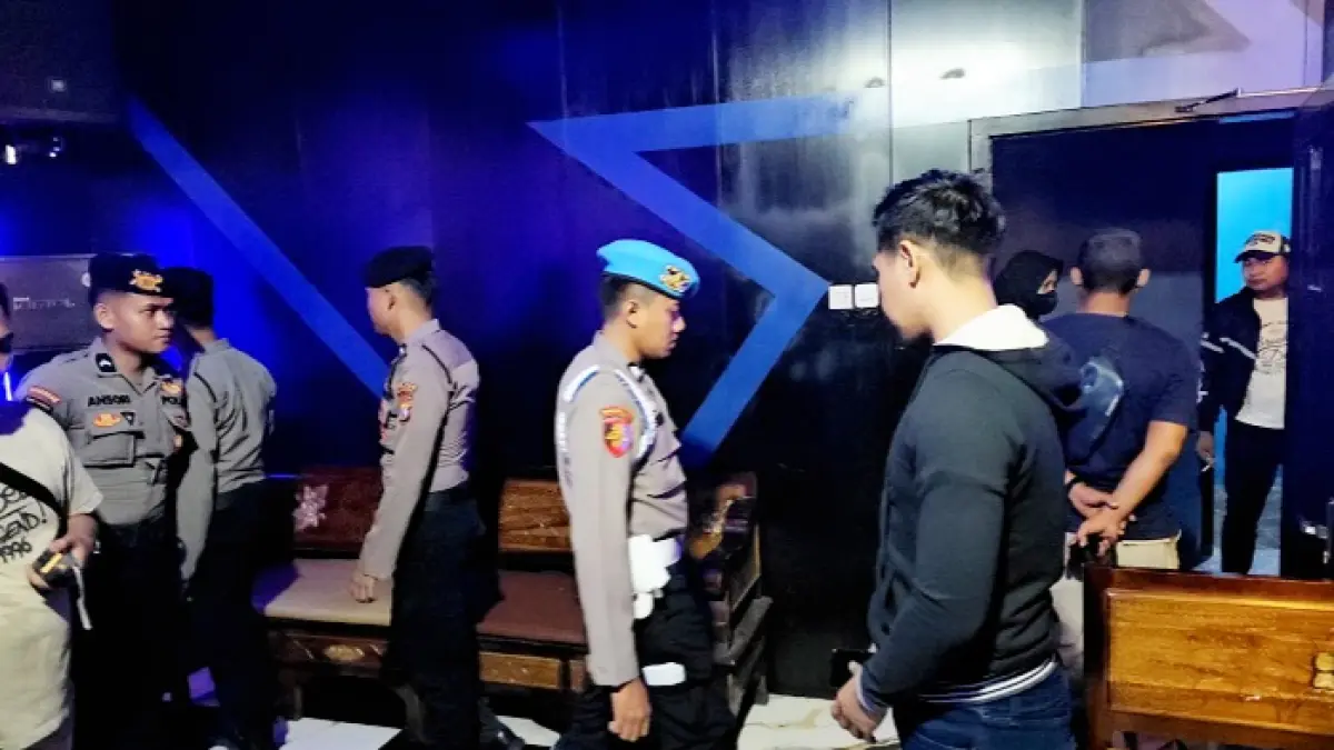 TELITI: Petugas menyisir sejumlah tempat hiburan di Pamekasan pada Jumat (26/6) malam. (POLRES PAMEKASAN)
