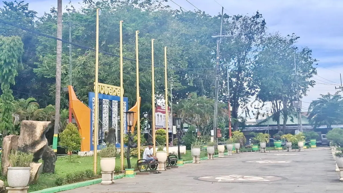 TERBATAS: Warga berada di Taman Bunga Pottre Koneng di Kelurahan Pajagalan, Kecamatan Kota Sumenep, Selasa (30/6).&nbsp;
