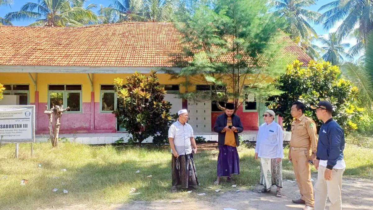 TURUN LANGSUNG: Wabup Sumenep KH Imam Hasyim saat berkunjung ke Kepulauan Sapeken pada Minggu (28/6).