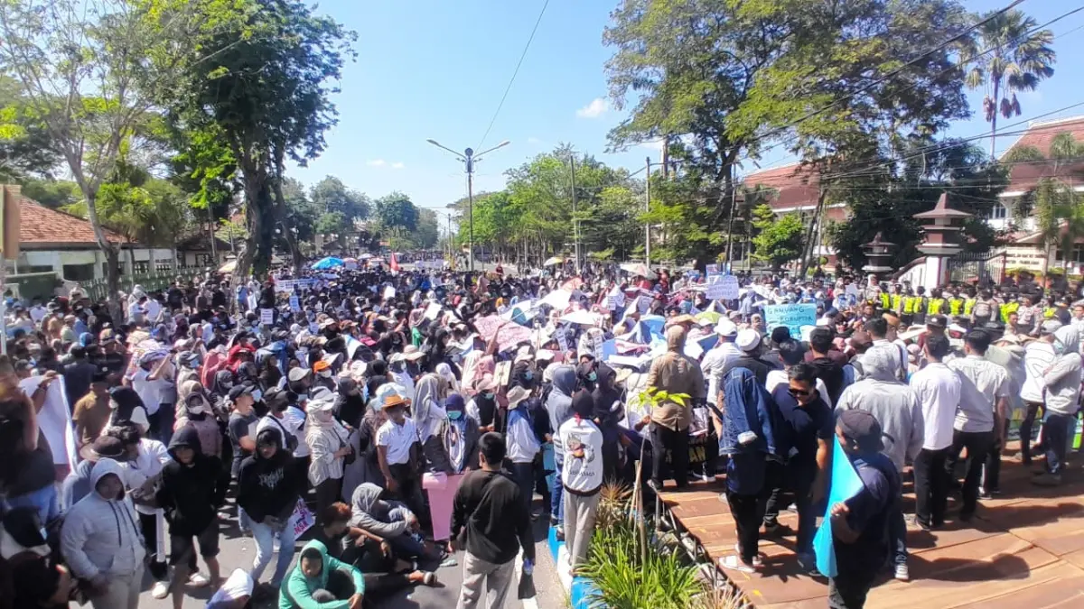 AKSI DAMAI: Ribuan warga Pamekasan menyampaikan aspirasi mendukung MBG dilanjutkan di depan kantor pemkab dan DPRD Pamekasan, Kamis (2/7).