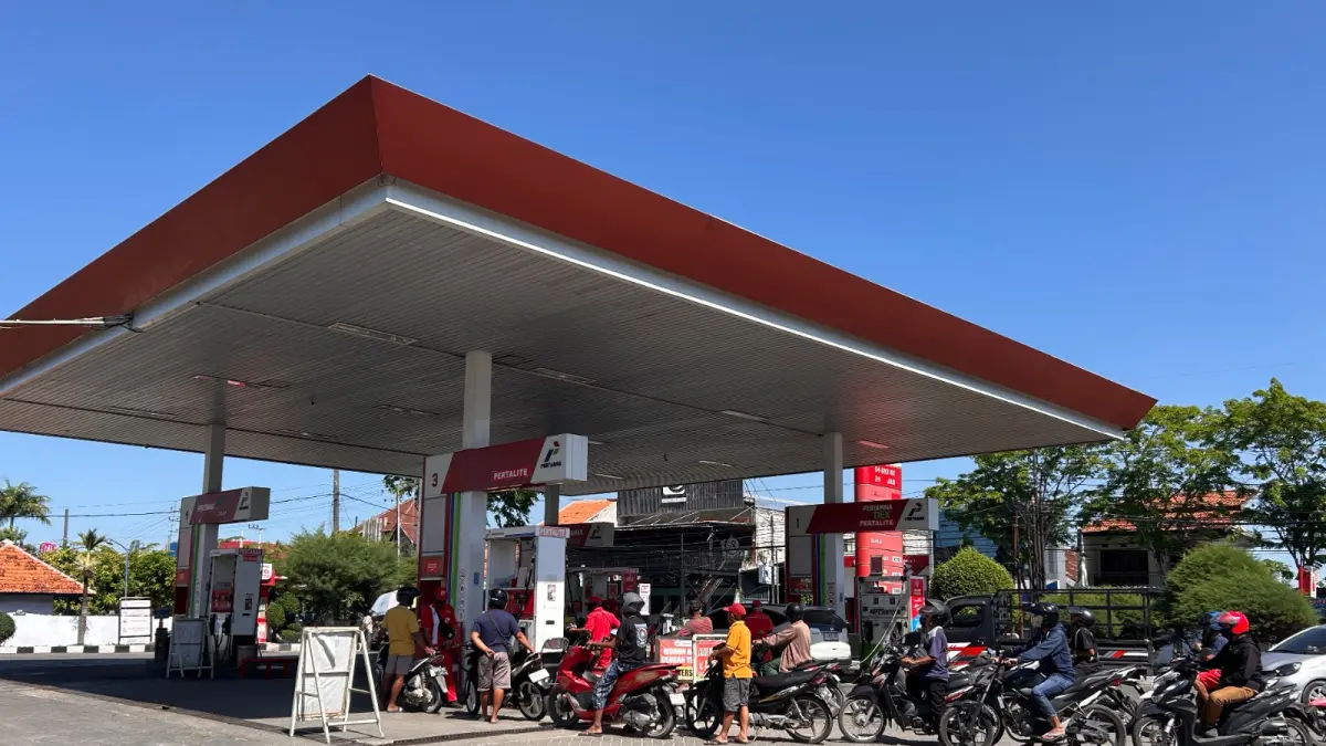 ANTRE: Pengendara sedang mengantre pembelian BBM di SPBU Jalan Jaksa Agung Suprapto, Sampang, Rabu (1/7). (UBAIDILLAHIR RA’IE/JPRM)