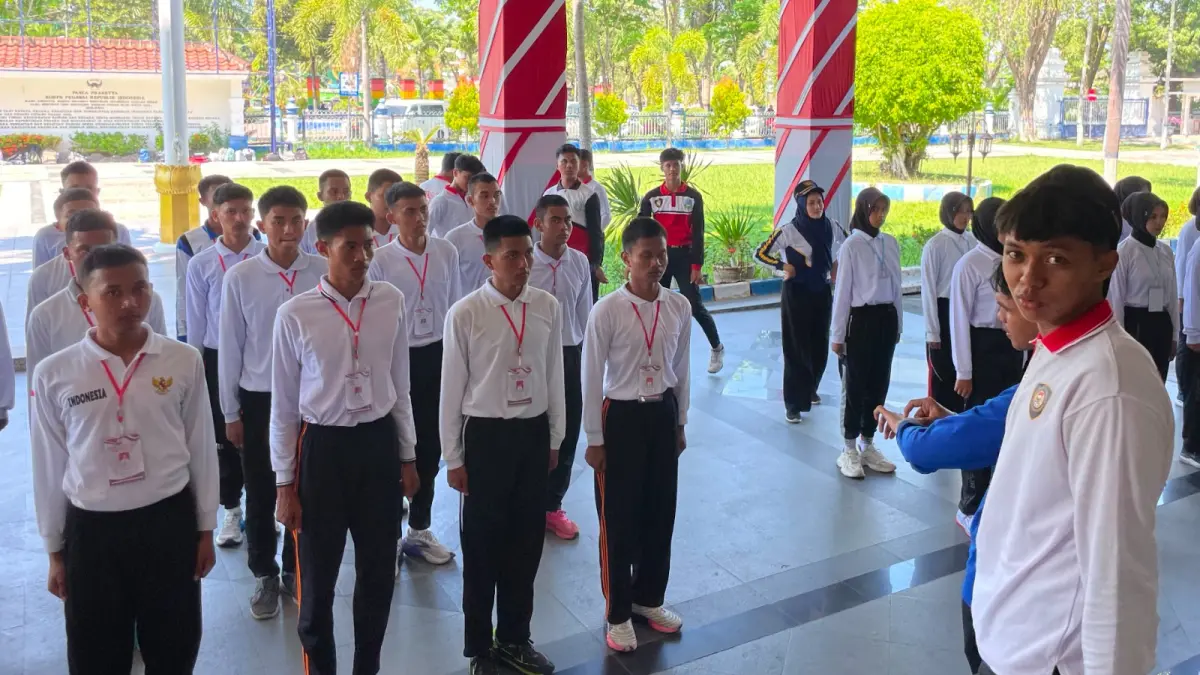BARIS-BERBARIS: Puluhan siswa mendapatkan pembinaan fisik di halaman kantor Pemkab Sampang, Sabtu (20/6). (BAKESBANGPOL UNTUK JPRM)