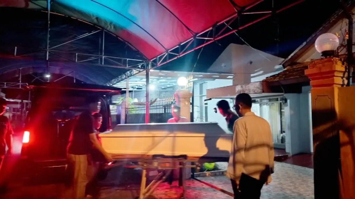 BELUM TERUNGKAP: Jenazah Ruly Yunis Setiawati saat tiba di kediamannya di Jalan Flamboyan, Perumda Bangkalan, Kamis (25/6). (ZEINAL ABIDIN/JPRM)