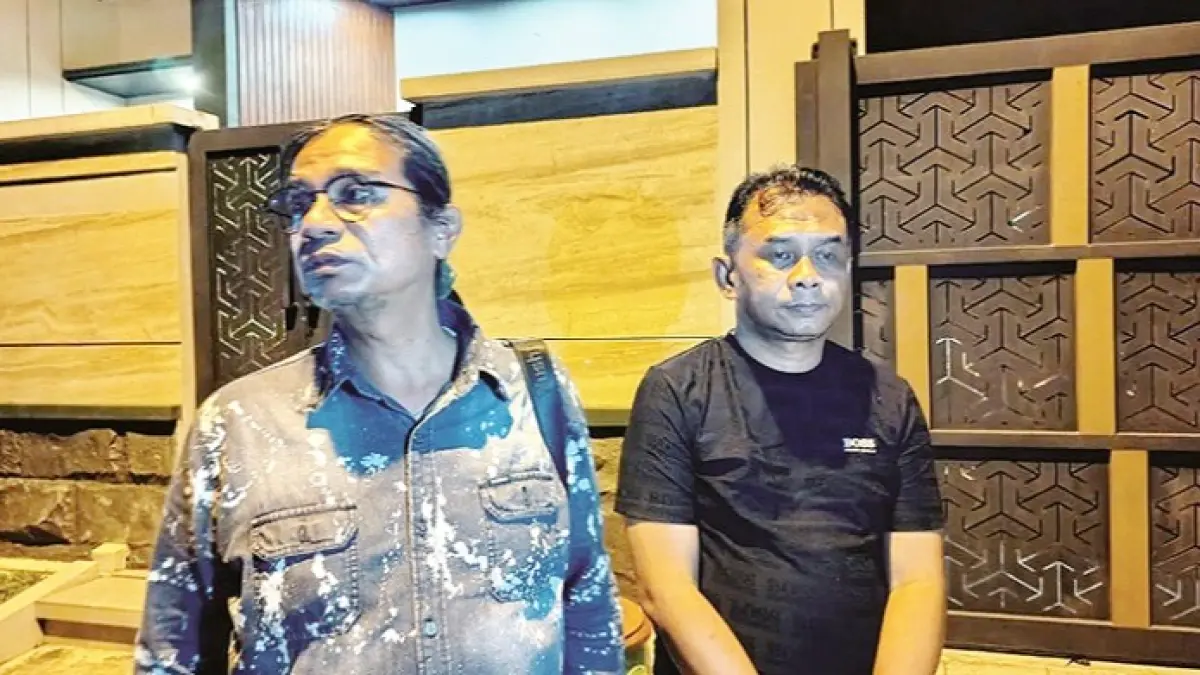 BERI PENJELASAN: Kuasa hukum keluarga korban, Risang Bima Wijaya, saat ditemui di rumah duka di Jalan Flamboyan, Perumda Bangkalan, Kamis (25/6). (ZEINAL ABIDIN/JPRM)
