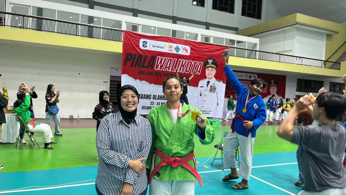 BERKOMPETISI: Atlet PJSI Sampang berpose usai tampil dalam kejuaraan Piala Wali Kota Surabaya di Surabaya, Minggu (24/5).
