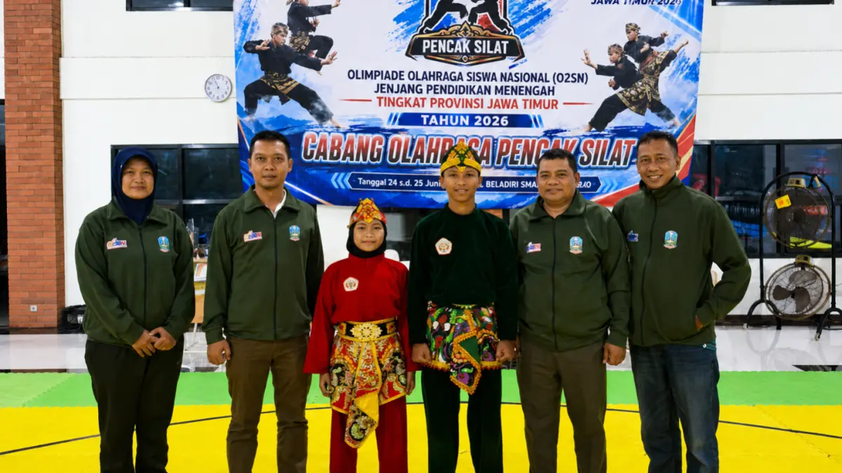 BERPRESTASI: Dua pesilat berfoto bersama usai bertanding dalam kejuaraan O2SN Jawa Timur di Sidoarjo, Rabu (24/6).