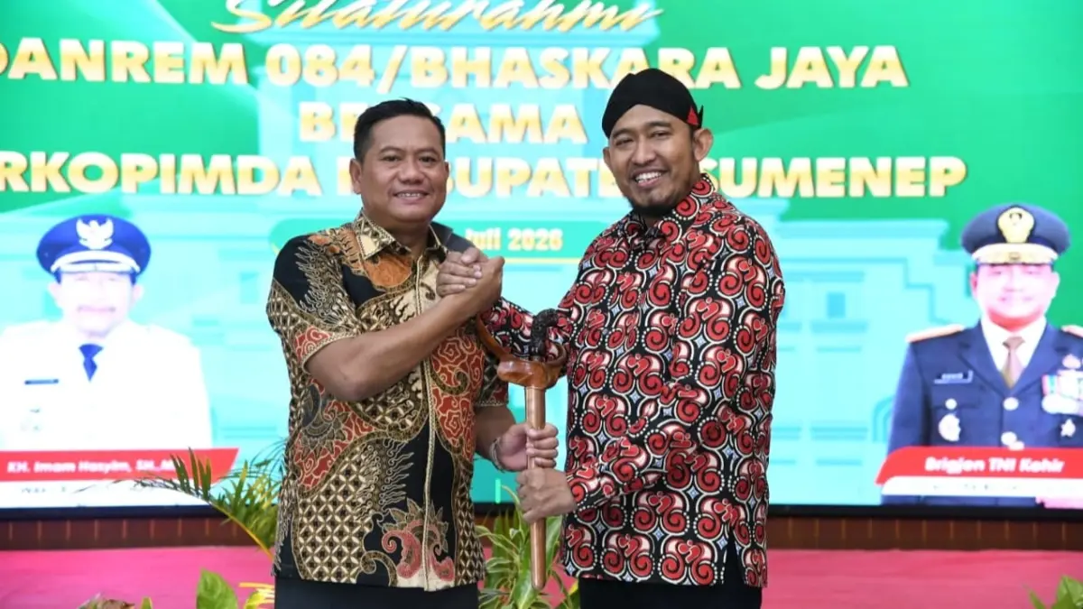 BERSINERGI: Bupati Sumenep Achmad Fauzi Wongsojudo (kiri) berfoto bersama Danrem 084/Bhaskara Jaya Brigjen TNI Kohir di Pendopo Agung Keraton Sumenep, Rabu (1/7) malam.&nbsp;