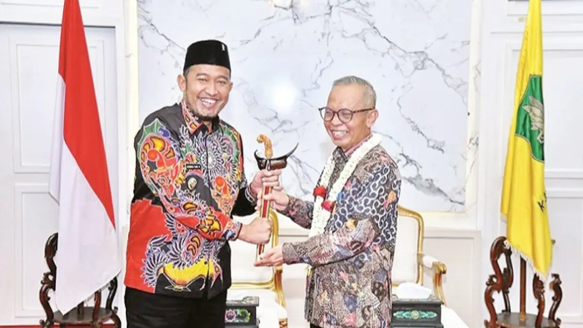 BERSINERGI: Bupati Sumenep Achmad Fauzi Wongsojudo (kiri) berfoto bersama Sekretaris Daerah Provinsi NTB Abul Chair di rumah dinas bupati Sumenep pada Selasa (30/6). (PROKOPIM SUMENEP UNTUK JPRM)