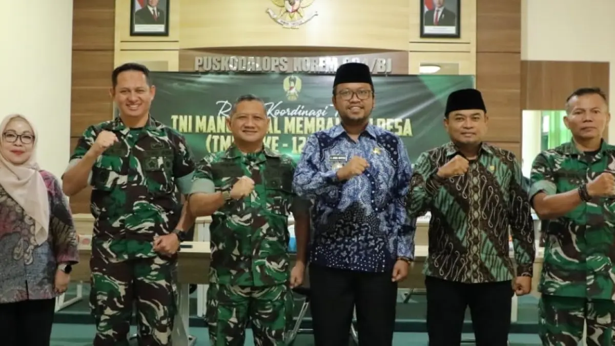 BERSINERGI: Wakil Bupati Sampang Ahmad Mahfudz berpose bersama peserta rapat koordinasi teknis (rakornis) TMMD di Ruang Data Korem 084/Bhaskara Jaya, Surabaya, Kamis (2/7). (PROKOPIM UNTUK JPRM)