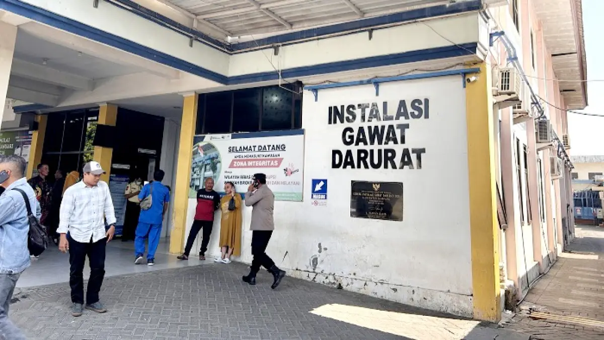 BERTUGAS: Kapolsek Kedungdung Iptu Syafriwanto saat berada di IGD RSMZ Sampang Rabu (1/7). (UBAIDILLAHIR RA’IE/JPRM)