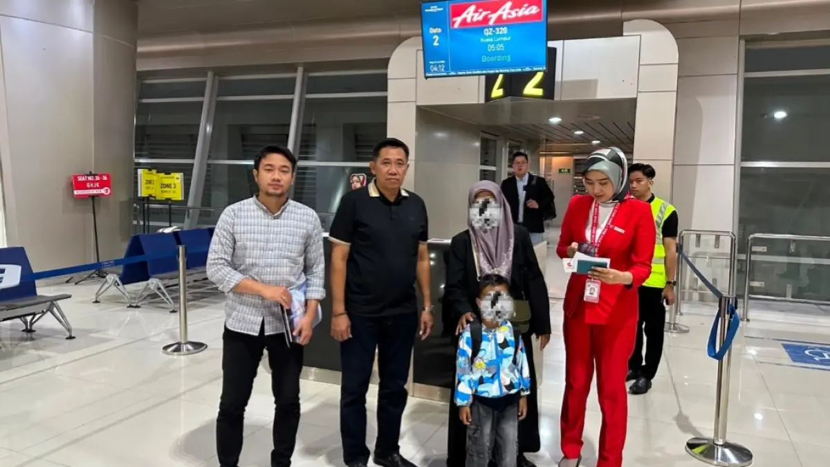 DEPORTASI: Petugas Imigrasi Pamekasan mengantarkan warga Malaysia untuk dipulangkan ke negara asalnya.
