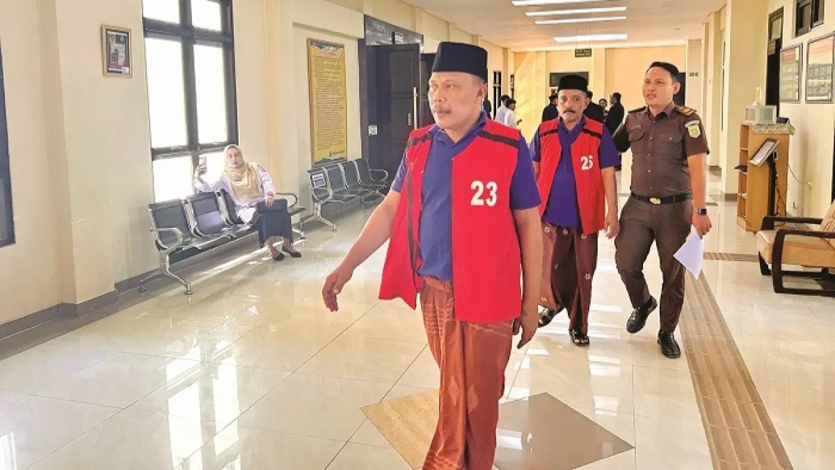 DIKAWAL KETAT: Dua terdakwa Sahudri dan Sulhan digiring petugas Kejari Sampang usai mengikuti sidang tuntutan di Pengadilan Negeri Sampang Rabu (1/7). (UBAIDILLAHIR RA’IE/JPRM)